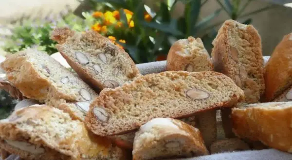 Délicieux cantuccini moelleux aux amandes, parfaits pour accompagner un café. Une recette facile à réaliser.