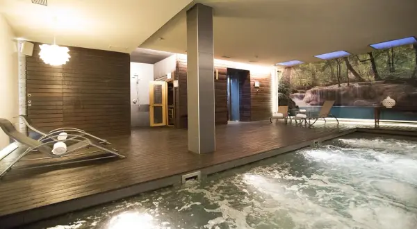 Relájate en este spa nocturno en Valencia. Disfruta de la piscina de hidromasaje, tumbonas y un ambiente de cascada.