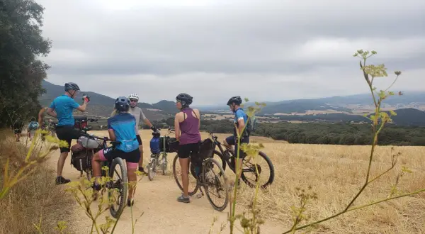 Ciclistas en ruta por el campo español, disfrutando de un paisaje de secano. Una aventura en la EuroVelo España.