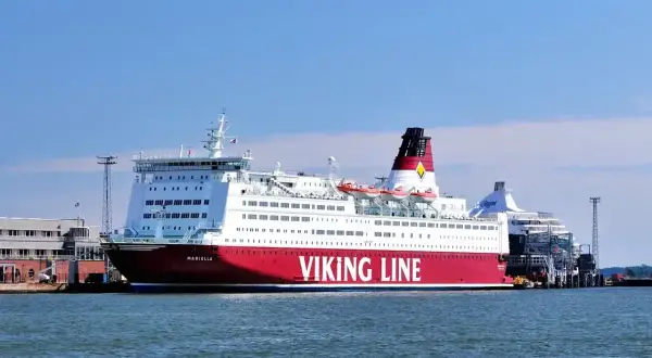Prom Mariella Viking Line gotowy do rejsu do Finlandii. Statek cumuje przy nabrzeżu w słoneczny dzień.