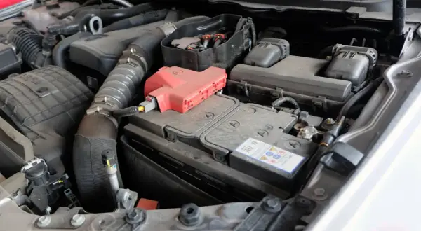 Compartimento del motor con batería visible. Para saber qué batería lleva tu coche, revisa la etiqueta de la batería actual o consulta el manual del vehículo.