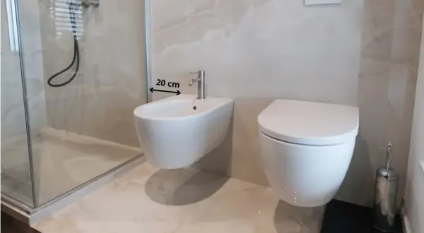 Bagno moderno con bidet e WC sospesi. Misura 20 cm tra i sanitari per un'installazione ottimale.