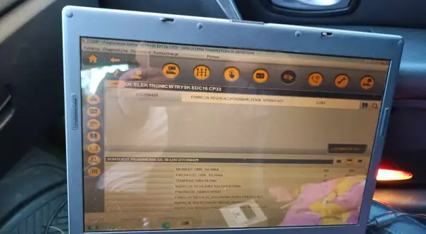 Diagnostyka Renault CLIP pokazuje błąd DTC P1525, wskazujący na problem z regulacją ograniczenia prędkości.
