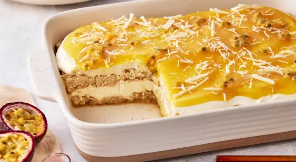 Ein cremiges Solero Tiramisu mit Maracuja-Gelee und Kokosraspeln, das auf der Zunge zergeht.
