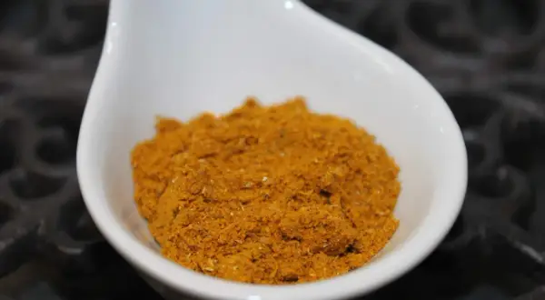 En skål med gyllene, finmalen egen curry. Doften lovar en smakrik måltid.