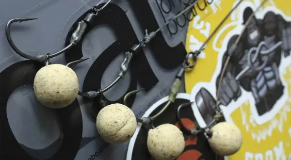 Ein **german rig** mit drei Boilies und scharfen Haken, bereit für den Ansitz.