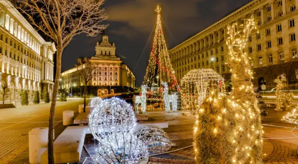 Świąteczne atrakcje Sofii: choinka, renifery i świetlne kule rozświetlają nocne miasto.