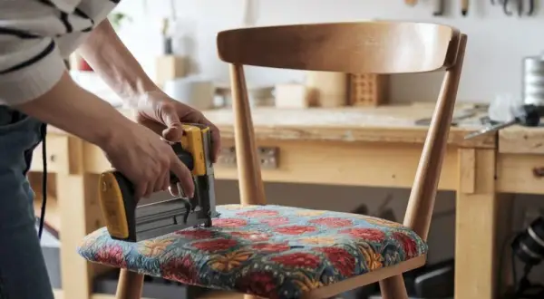 Jak obić krzesło? Odnów mebel i oszczędź poradnik DIY!