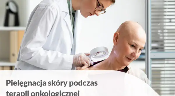 Lekarka bada skórę pacjentki zmagającej się z chorobą nowotworową. Dbałość o skórę podczas radioterapii jest kluczowa.