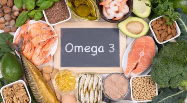 Vielfalt an Omega 3 Lebensmitteln: Lachs, Makrele, Garnelen, Sardinen, Walnüsse, Mandeln, Leinsamen, Avocado, Brokkoli, Eier und Öl.