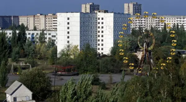 Opuszczony park rozrywki i bloki mieszkalne w strefie wykluczenia wokół czarnobylskiej elektrowni jądrowej.