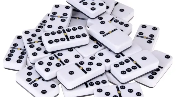 Gra w domino: zasady, punktacja i popularne warianty rozgrywki