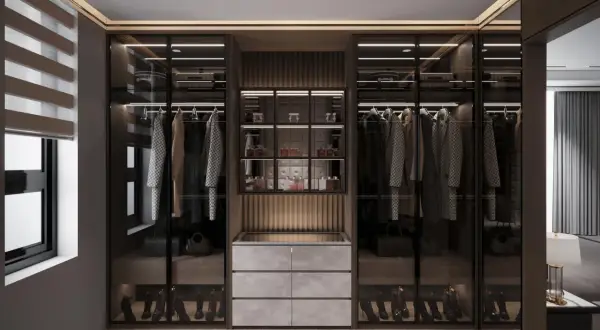Elegancka garderoba z przeszklonymi szafami, wyeksponowanymi ubraniami i butami. Perfumy na półkach podkreślają styl moda quiet luxury.