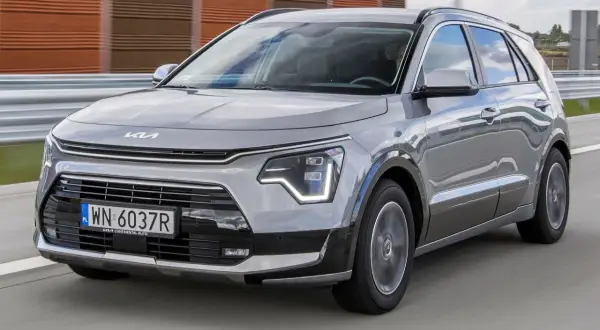 Szary Kia Niro w ruchu drogowym. Wady tego modelu mogą dotyczyć np. wyciszenia kabiny lub dynamiki.