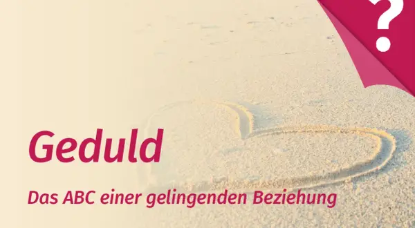 Ein Herz im Sand, das Wort "Geduld" und die Fragezeichen-Grafik symbolisieren die Geduld in der Liebe als Schlüssel zu einer glücklichen Beziehung.