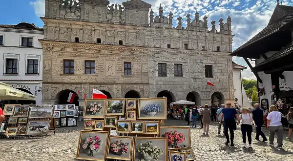 Kazimierz Dolny atrakcje: Rynek z kamienicami i straganami z obrazami.