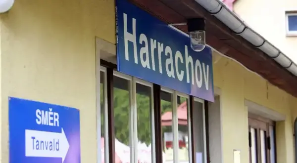 Tabliczka "Harrachov" i znak kierunkowy "Směr Tanvald" na dworcu kolejowym w Czechach, blisko granicy ze Szklarską Porębą.