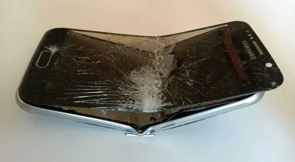 Zgięty i pęknięty ekran Samsunga. Trudne odzyskiwanie danych z uszkodzonego telefonu, ale możliwe.
