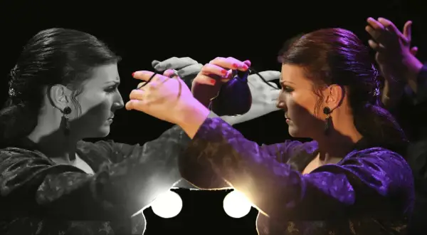 Una bailaora flamenca, con su elegante vestido, hace sonar la cachucha.