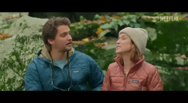 Ein Mann und eine Frau in Daunenjacken unterhalten sich im Freien. Sie sind Teil der Filme und Serien von Gus Birney.