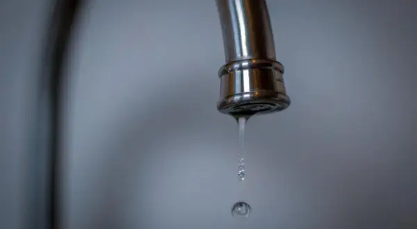 Tropfender Wasserhahn, ein Symbol für den durchschnittlichen Wasserverbrauch von 2 Personen.