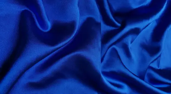 Błękitna krepa, co to? Miękki, lejący się materiał o subtelnym połysku, idealny na eleganckie kreacje.