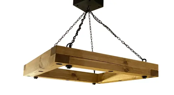 Solidny żyrandol loft z drewna, zawieszony na grubych łańcuchach. Idealny do rustykalnych wnętrz.