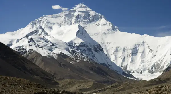 Majestatyczny, ośnieżony szczyt Mount Everest w Himalajach, na granicy Nepalu i Chin.