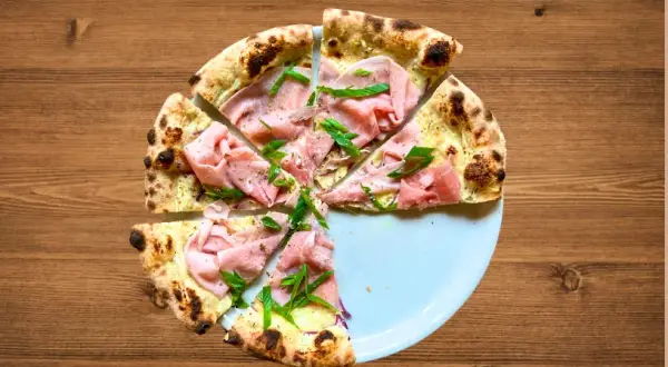Pizza blanche jambon fromage champignons: la recette parfaite ?