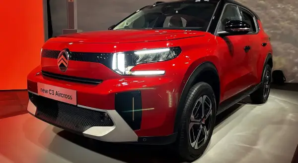 Nowy Citroen C3 Aircross w czerwieni, z nowoczesnymi światłami LED. Sprawdź atrakcyjną citroen c3 aircross cena.