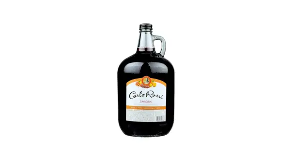 Butelka Carlo Rossi Sangria z uchwytem i etykietą.