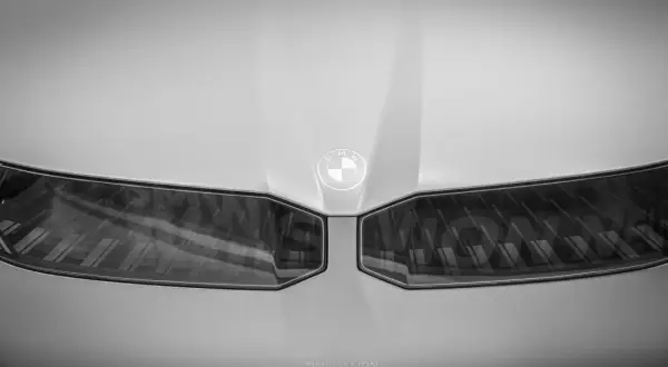 Przód BMW Neue Klasse z logo i charakterystycznymi światłami.