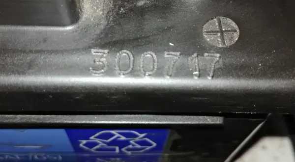 Na obudowie akumulatora widoczny jest ciąg cyfr "300717", który może oznaczać datę produkcji akumulatora.