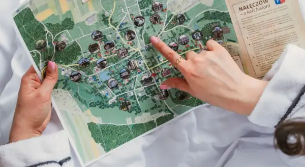 Planując ferie zimowe 2026 mazowieckie, odkrywam mapę Nałęczowa z historycznymi miejscami.