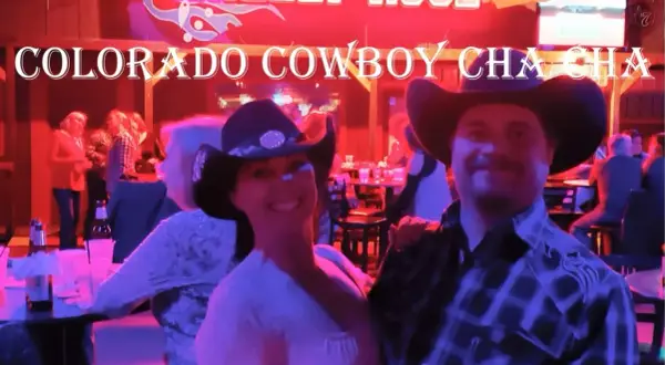 Para kowbojów w kapeluszach, gotowa do tańca Colorado Cowboy Cha Cha w Grizzly Rose.