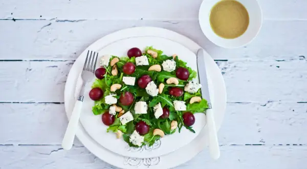 Sałatka z serem pleśniowym, winogronami i orzechami nerkowca. Idealna na lekki lunch.