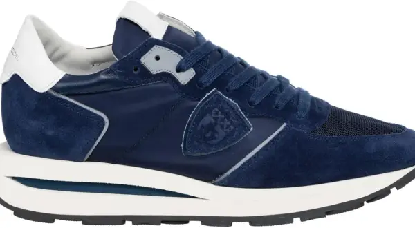 Sneakers Philippe Model uomo blu navy in camoscio e nylon, con logo a scudo sul lato. Stile sportivo e moderno.