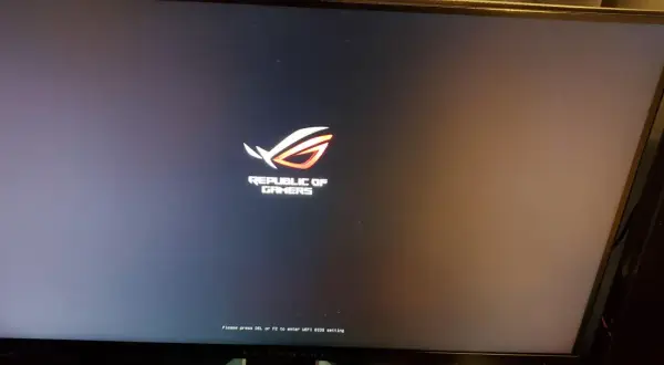 Logo ROG "Republic of Gamers" y mensaje "Press DEL or F2 to enter UEFI BIOS setting". La tecla ASUS BIOS es F2.