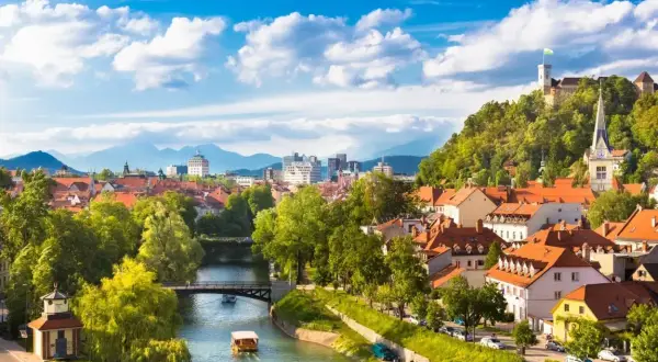 Ljubljana, Slowenien: malerische Altstadt mit Burg, Fluss und grünen Hügeln. Entdecken Sie Slowenien Geheimtipps in dieser charmanten Stadt.