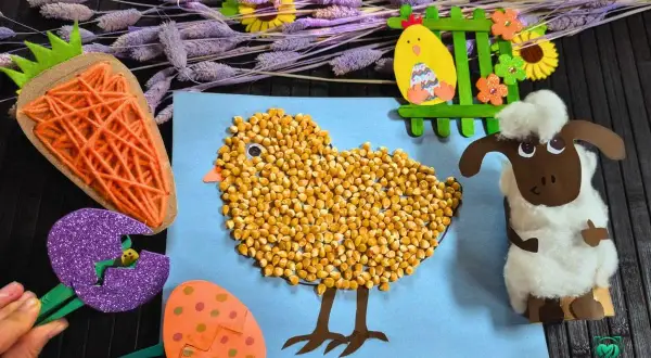 Bunte Osterbastelideen für Kinder: Küken aus Mais, Schaf aus Watte, Karotte aus Garn und Ostereier.