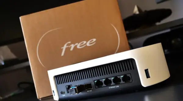 Freebox Delta avec sa boîte. L'arrière du boîtier montre les ports Ethernet et SFP. Espérons qu'il n'y ait pas de freebox coupure internet.