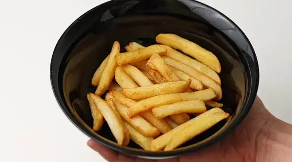 Ile kalorii mają frytki? Odkryj prawdę i jedz je lżej!