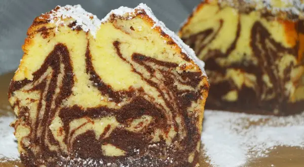 Wilgotna babka marmurkowa z pięknymi wzorami. Idealna na deser, posypana cukrem pudrem.