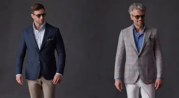 Eleganckie stylizacje dla mężczyzn: jak ubrać się na chrzciny jako gość. Granatowa marynarka z beżowymi spodniami lub szara w kratę z białymi.