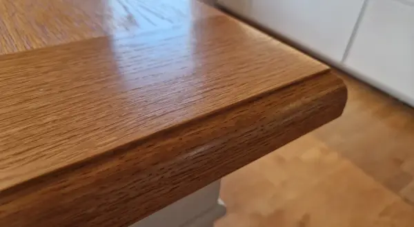 Vacker lacka ekbord med tydlig ådring. Perfekt för köket eller matsalen.