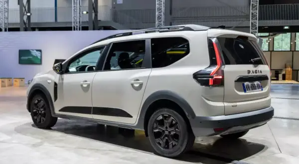 Biały Dacia Jogger, wszechstronny mpv, prezentuje się na wystawie.