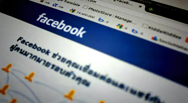 Jak usunąć znajomego z FB? Widok strony Facebook z tekstem w języku tajskim i ikonami użytkowników.
