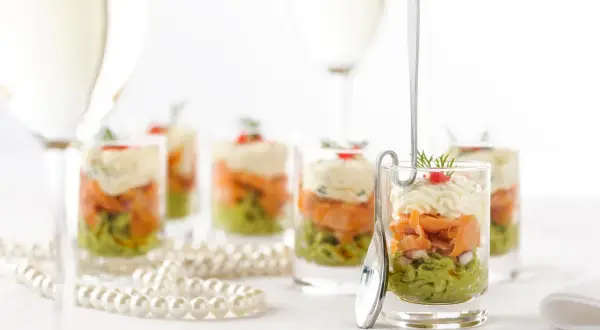 Verrines avocat saumon, une délicieuse entrée en couches, prête à être dégustée.