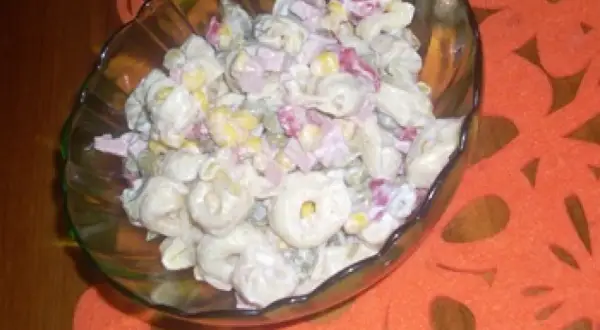 Pyszna sałatka z tortellini, kukurydzy, szynki i papryki w kremowym sosie. Idealna na imprezę, to najlepsza sałatka z tortellini z grzybami.