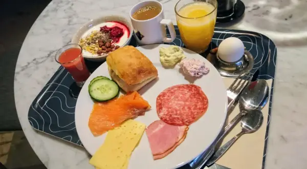 En härlig frukost på Holiday Club Åre med lax, ägg, pålägg, yoghurt och juice.